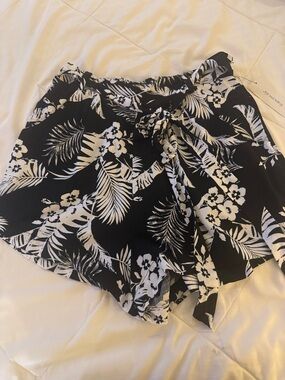 Francesca's Collections Black & White Floral Tie-Waist Skort